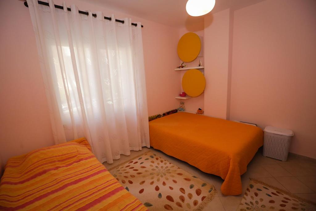 Postel nebo postele na pokoji v ubytování Pine-Tree Apt w/ Private Garden 50 m from the Sea