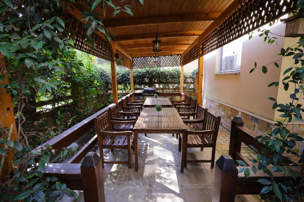 Pine-Tree Apt w/ Private Garden 50 m from the Sea