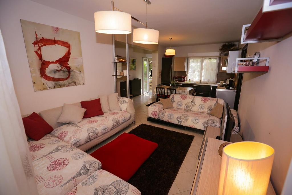 Postel nebo postele na pokoji v ubytování Pine-Tree Apt w/ Private Garden 50 m from the Sea