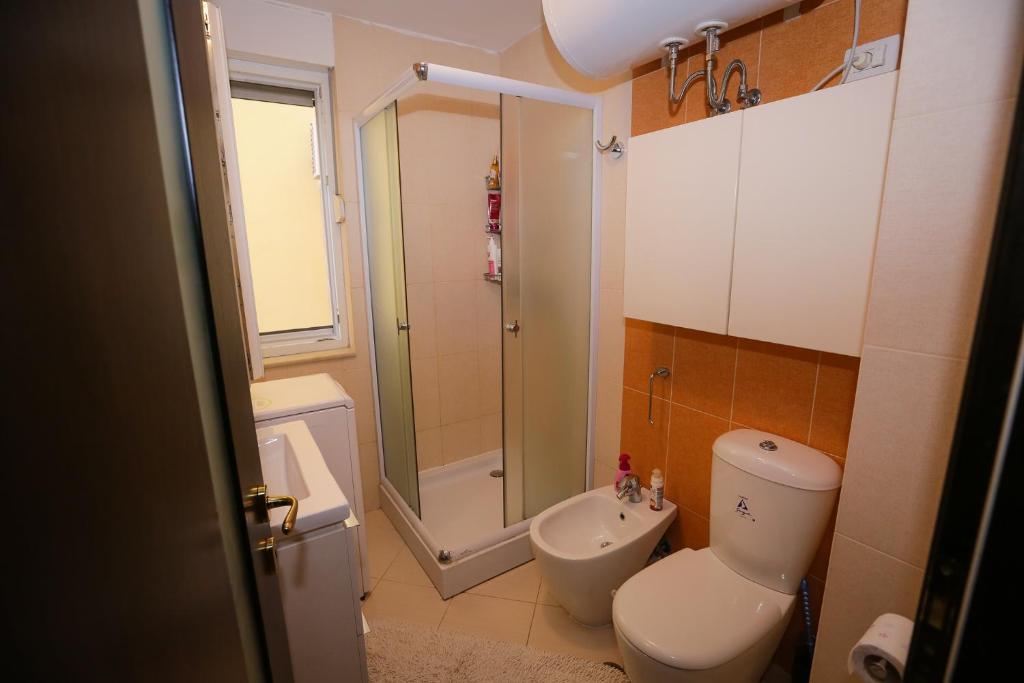 Koupelna v ubytování Pine-Tree Apt w/ Private Garden 50 m from the Sea