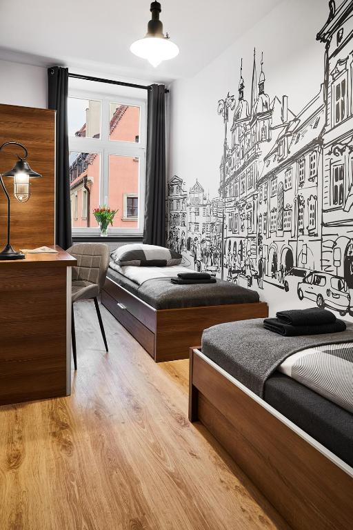 sypialnia z 2 łóżkami i malowidłem miejskim w obiekcie Prestige Apartments 7 we Wrocławiu
