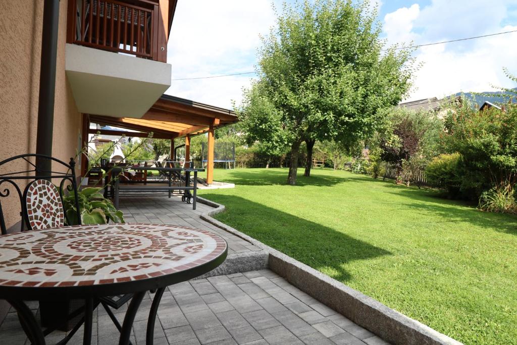 A garden outside Appartements Umfahrer