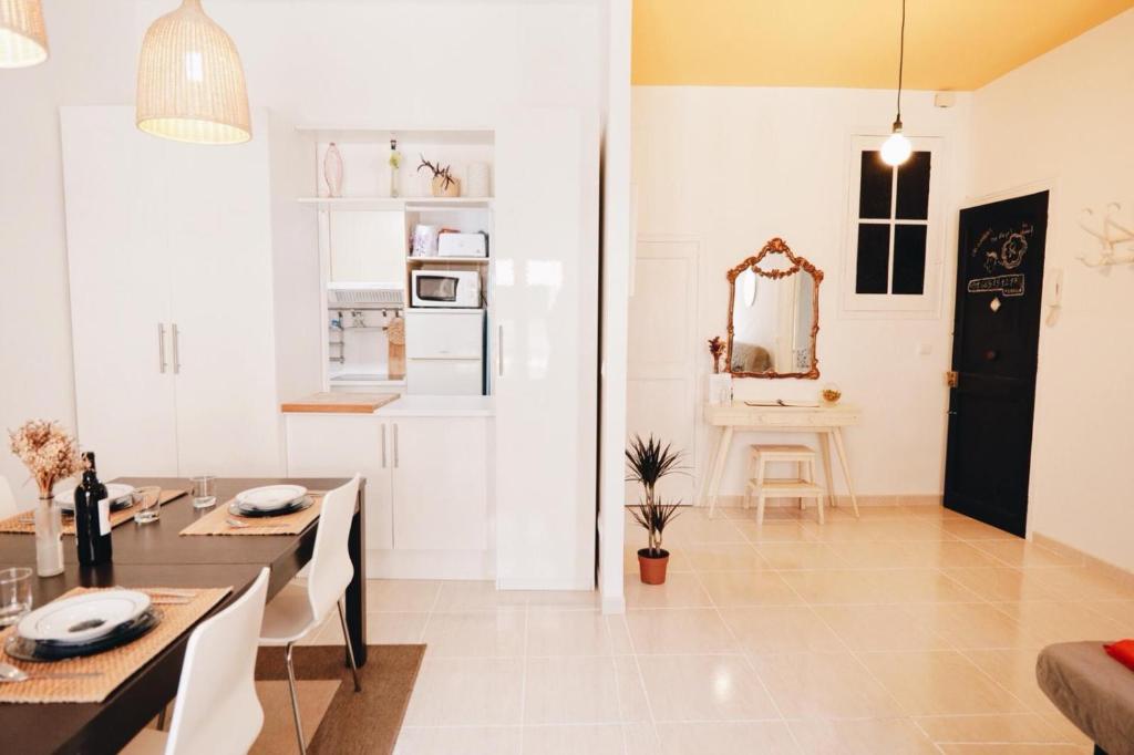 塔拉戈納的住宿－Amparito Apartment - Casc Antic，厨房以及带桌椅的起居室。