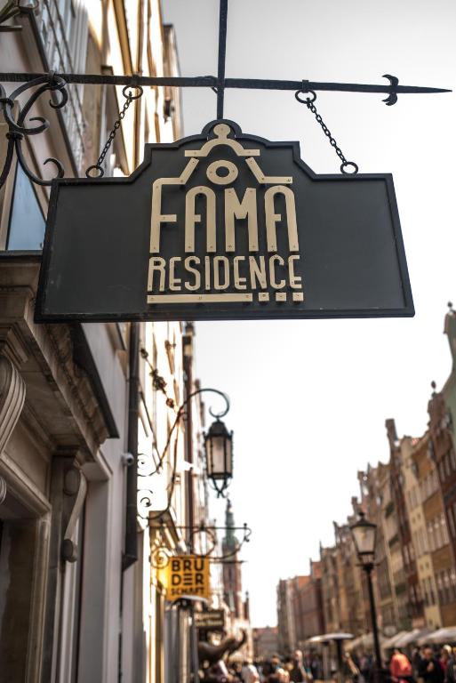 Un cartel de un restaurante Famarma colgado de un edificio. en Fama Residence Gdańsk Old Town, en Gdansk