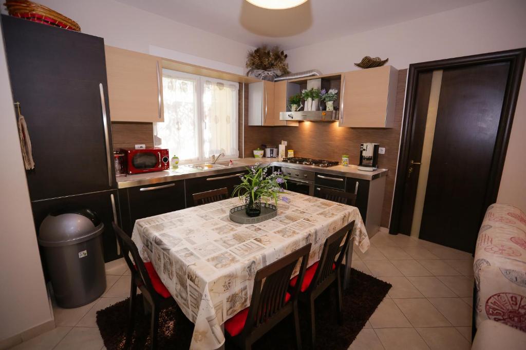 Pine-Tree Apt w/ Private Garden 50 m from the Sea - Imazhi 10