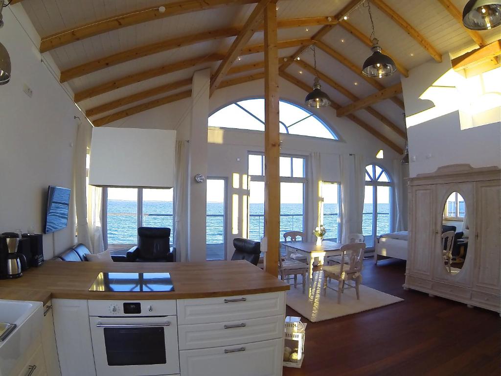 Kuchyň nebo kuchyňský kout v ubytování Strandhuus - Urlaub aan de Ostsee