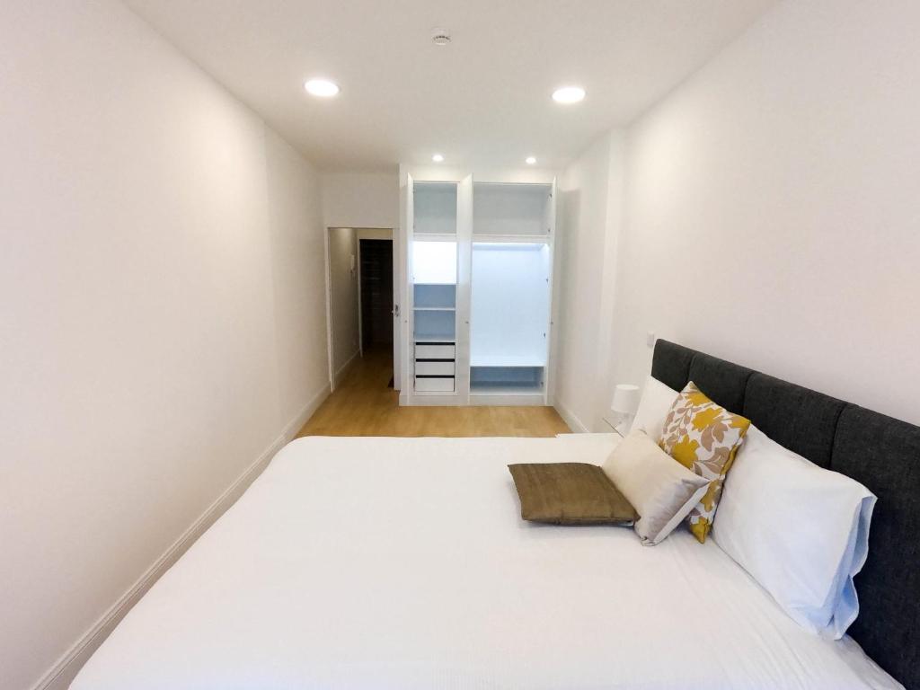 Postel nebo postele na pokoji v ubytování Finest Rentals - Downtown Villa