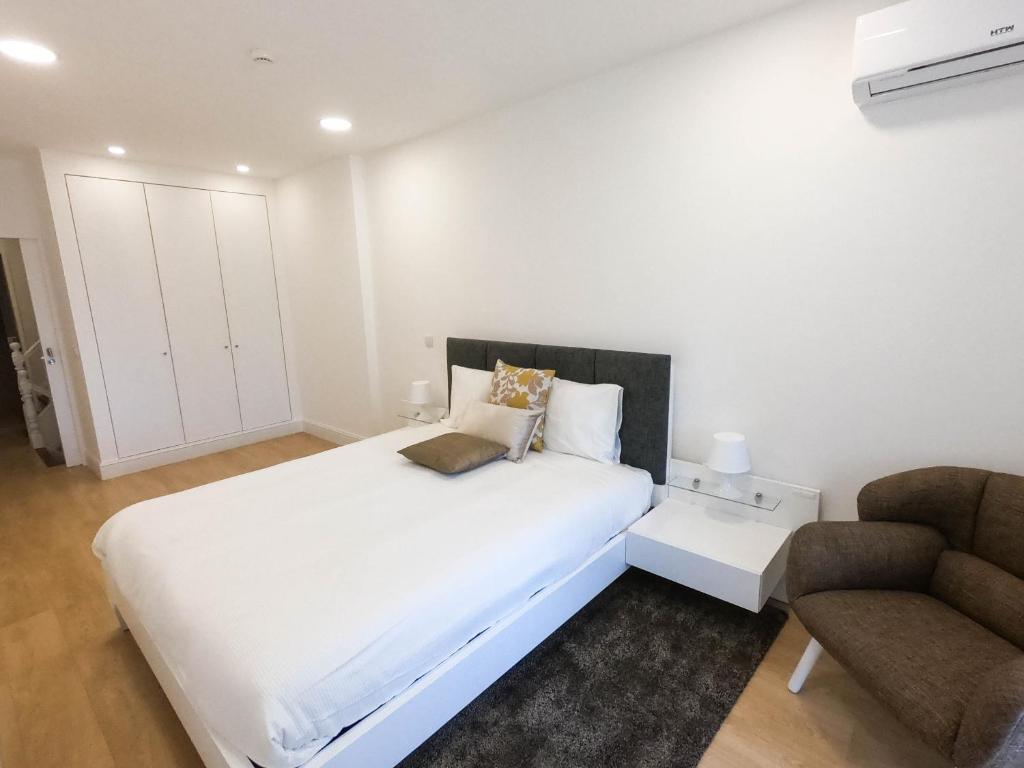 Postel nebo postele na pokoji v ubytování Finest Rentals - Downtown Villa