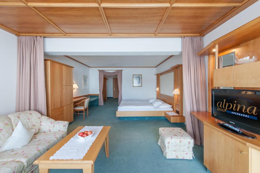 Postel nebo postele na pokoji v ubytování Hotel Alpina deluxe