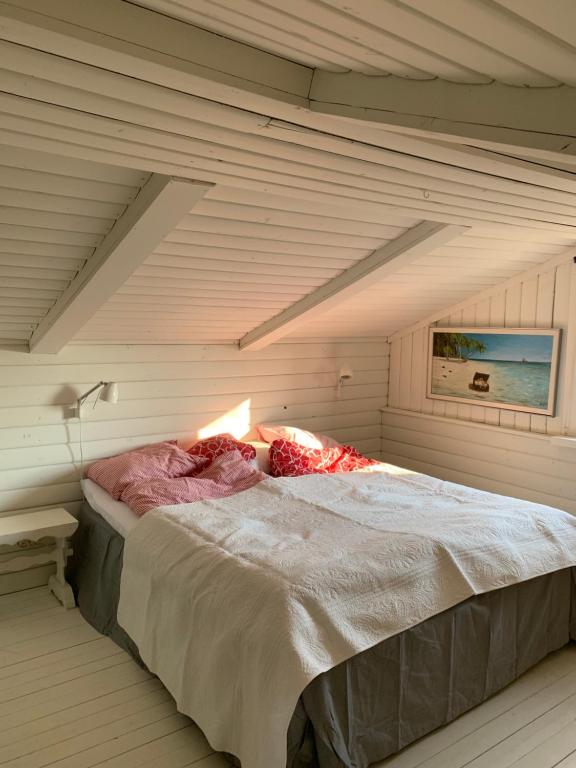 um quarto com uma cama grande num quarto em Toftavägen 325 Semesterbostad em Tofta