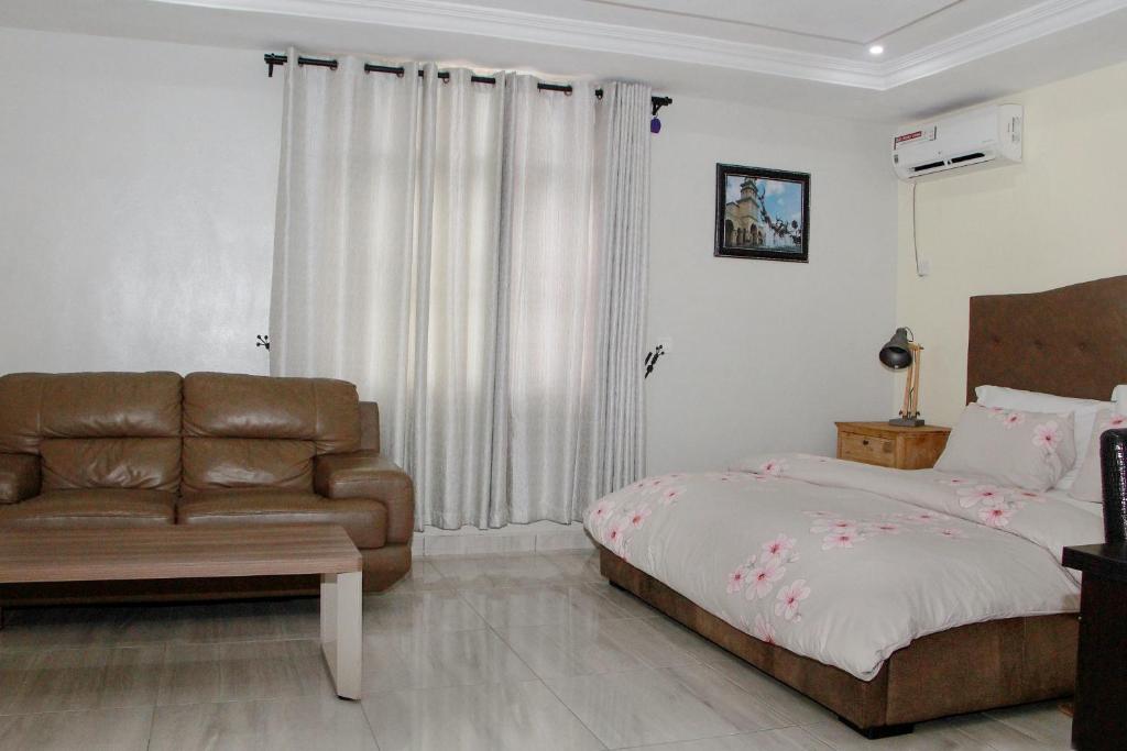 Postel nebo postele na pokoji v ubytování MITOS LUXURY SUITES -Somosu
