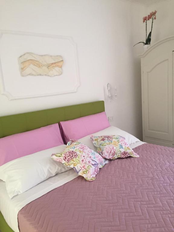 Postel nebo postele na pokoji v ubytování Sorrento Penthouse Suites