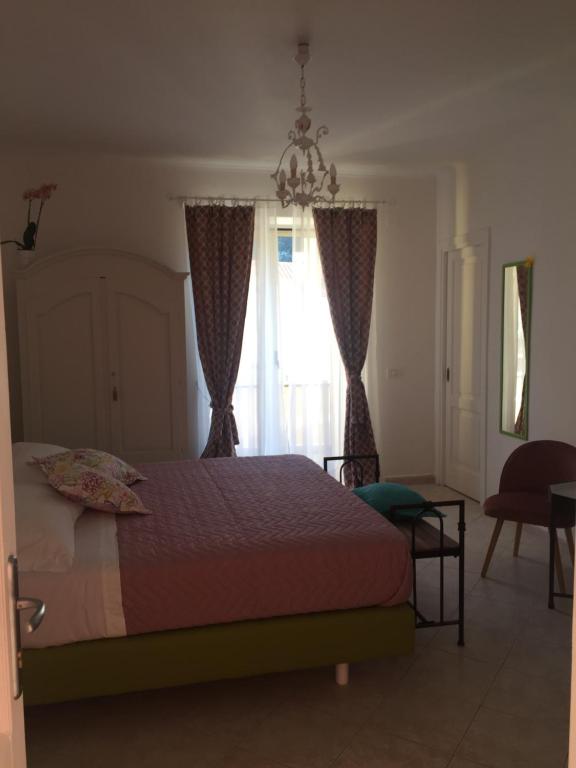 Postel nebo postele na pokoji v ubytování Sorrento Penthouse Suites