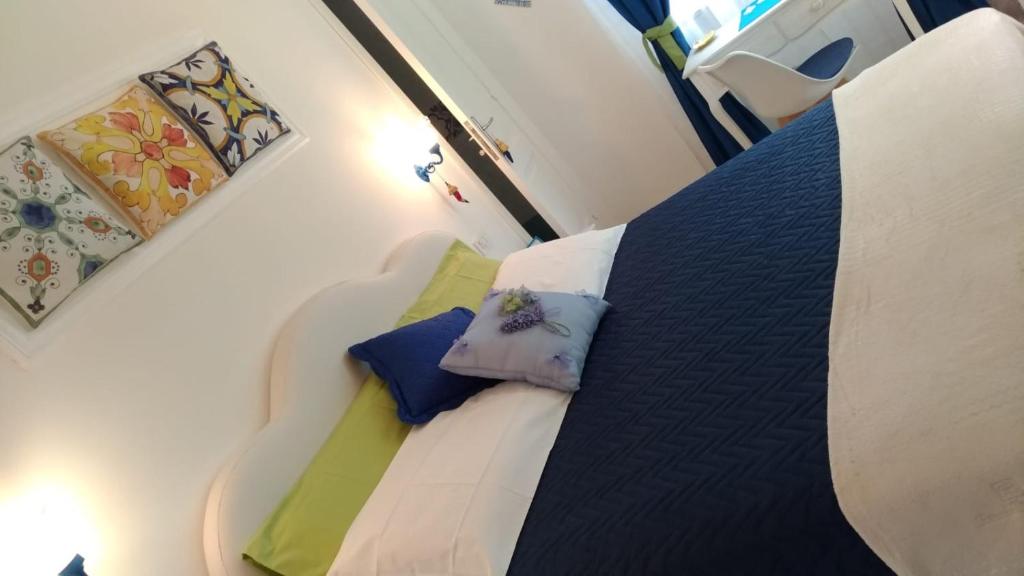 Postel nebo postele na pokoji v ubytování Sorrento Penthouse Suites