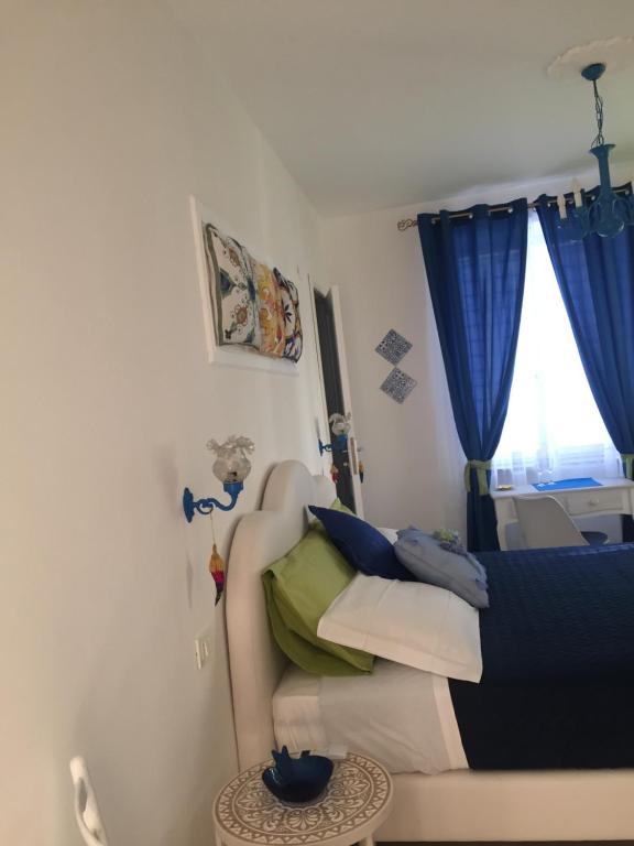 Postel nebo postele na pokoji v ubytování Sorrento Penthouse Suites