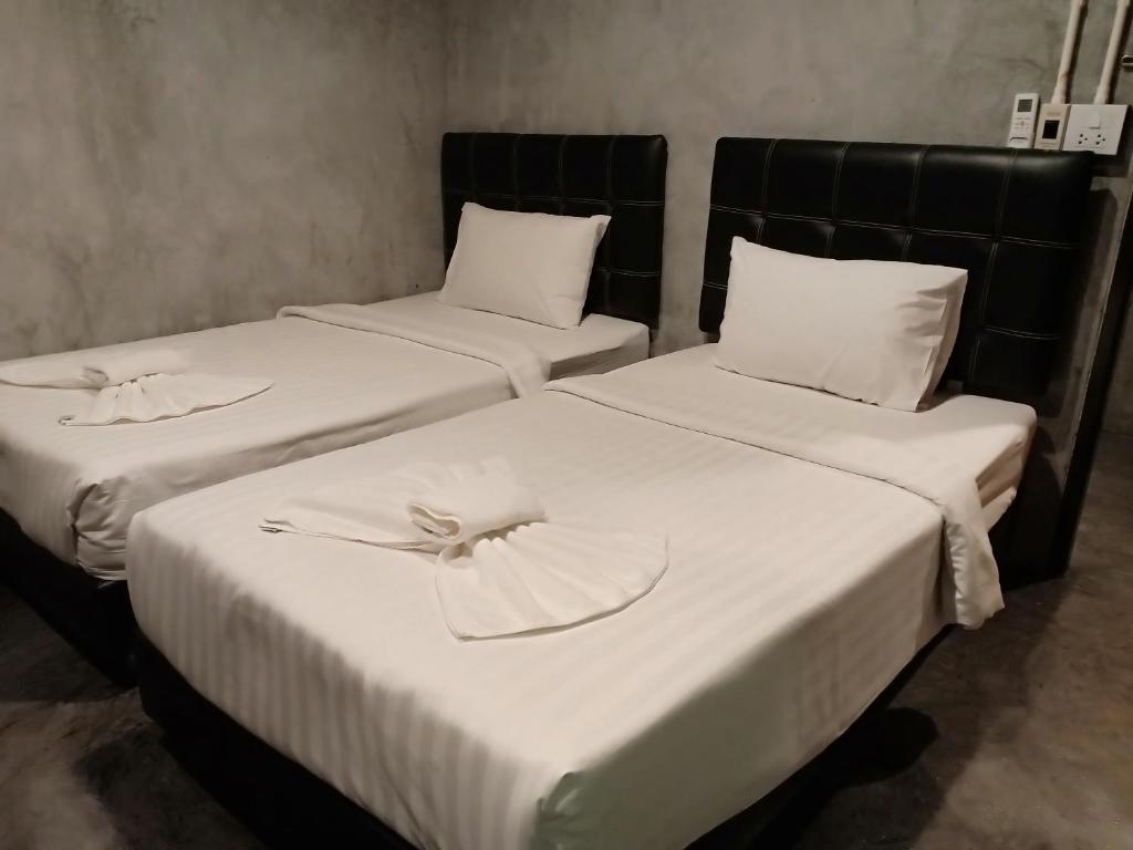 Postel nebo postele na pokoji v ubytování Loftel @ Nakhon