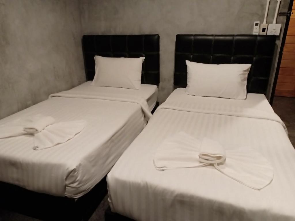 Postel nebo postele na pokoji v ubytování Loftel @ Nakhon