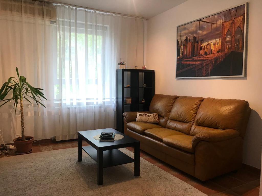 un soggiorno con divano e tavolino da caffè di Mozart Ambient a Bucarest
