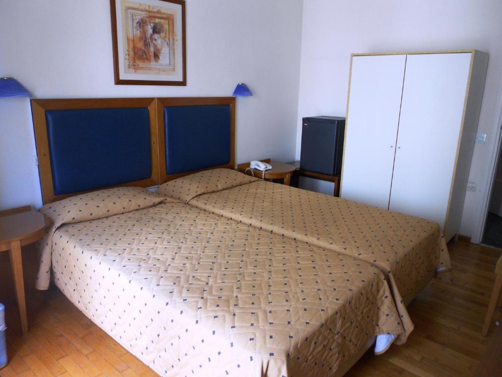 Postel nebo postele na pokoji v ubytování Adams Hotel