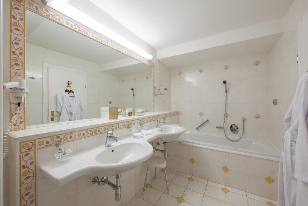 Koupelna v ubytování Hotel Alpina deluxe