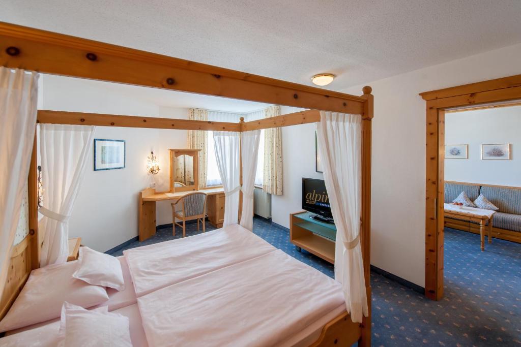 Postel nebo postele na pokoji v ubytování Hotel Alpina deluxe