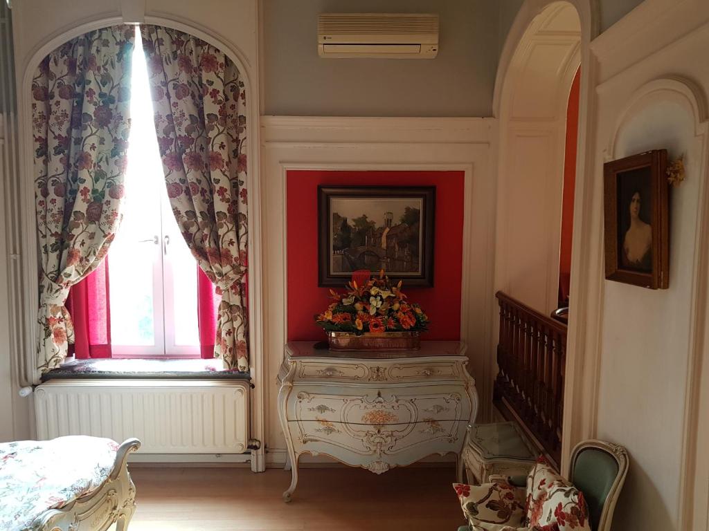 Ein Bett oder Betten in einem Zimmer der Unterkunft Château Lambert Moulinsart Hotel, shuttle airport, long term parking, snooker, large terrasse, dinner, breakfast