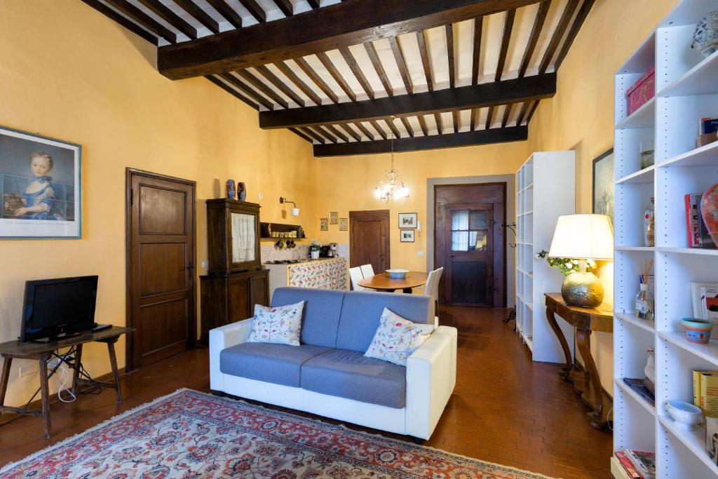 a living room with a couch and a table at Casa del Loggiato in Cortona