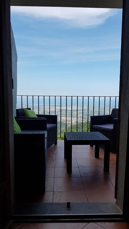 a room with a window with a view of the ocean at Gîte La Fontaine Corse in Loreto-di-Casinca