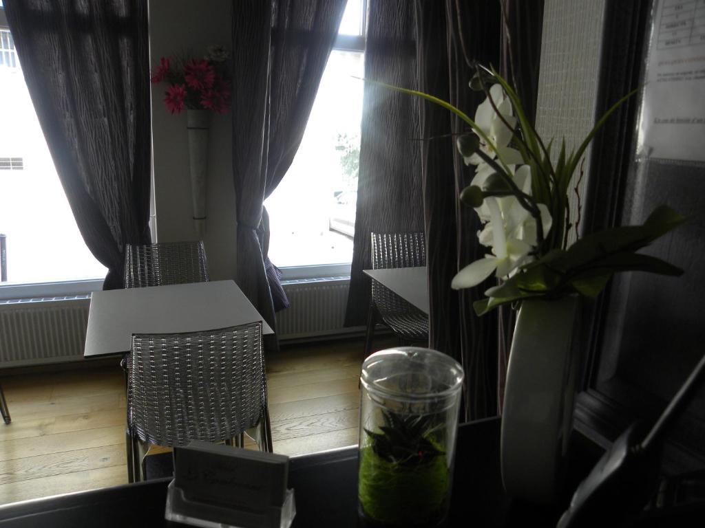 Hôtel Le Cambronne - Resim 16