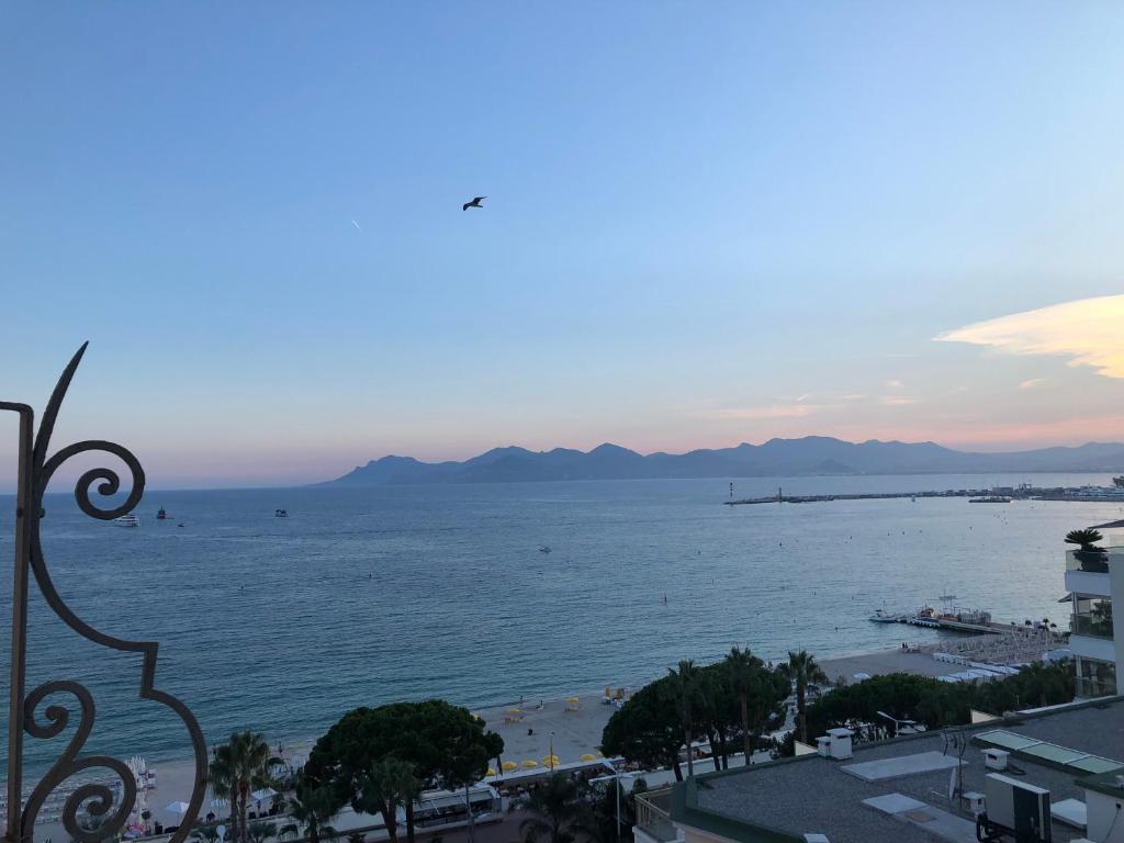 een uitzicht op de oceaan vanuit een gebouw bij Croisette Palais Miramar - sea view in Cannes