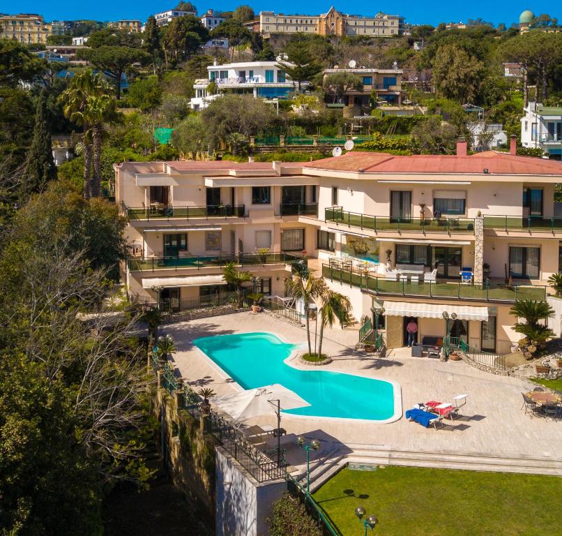 vista aerea di una casa con piscina di Holidays Naples Family - Pool in front of Capri a Napoli