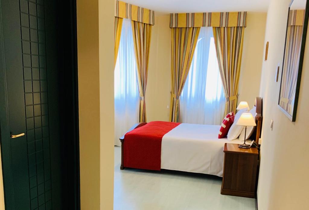 Postel nebo postele na pokoji v ubytování Albergo Italia