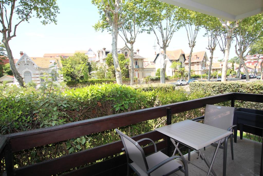 d'un balcon avec une table, des chaises et une rivière. dans l'établissement Bel Appt T2 centre-ville d'Arcachon avec terrasse et parking, à Arcachon