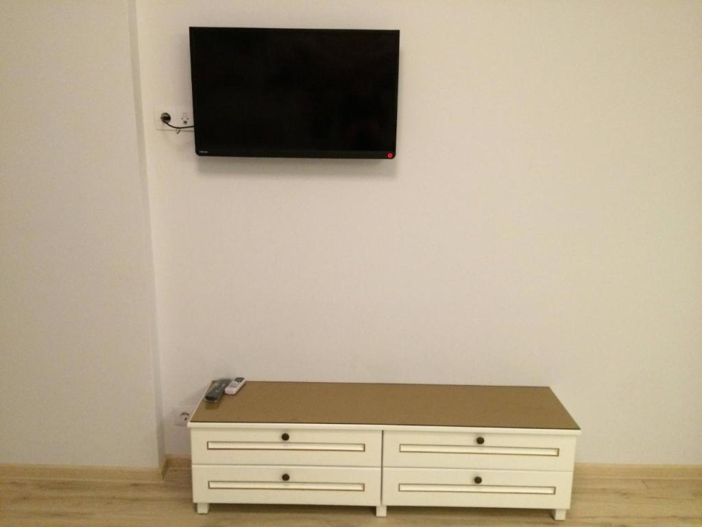TV a/nebo společenská místnost v ubytování Sea View Apartment at Orbi Residence, floor 9