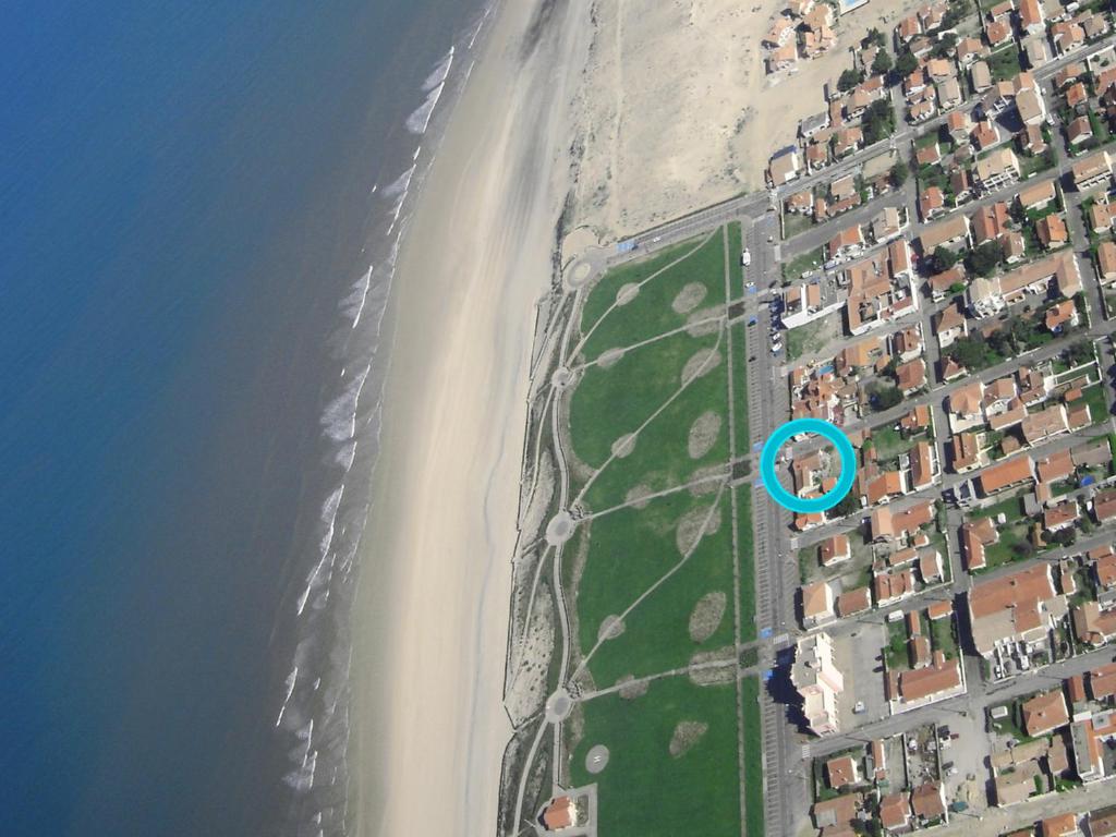 - une vue aérienne sur une plage avec des maisons et l'océan dans l'établissement La CENTRALE - La Voile Bleue, à Biscarrosse-Plage