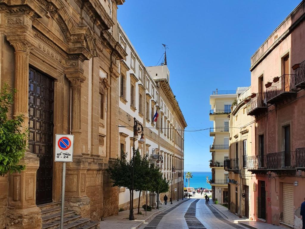 a city street with buildings and a no parking sign at B&B Il Campanile in Sciacca