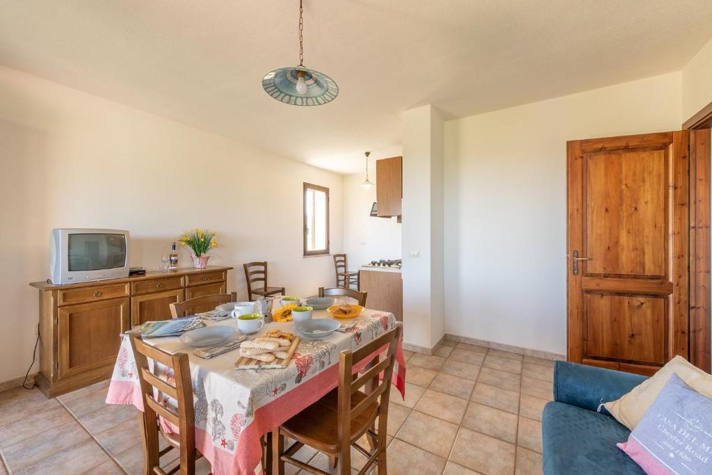 A television and/or entertainment centre at House and Apts. Siniscola/Sardinien 35758