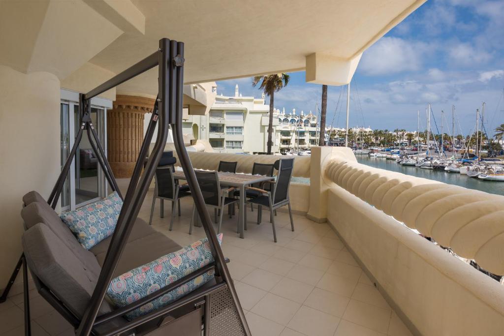 Posezení v ubytování WintowinRentals Luxury and Sea View inside Puerto Marina