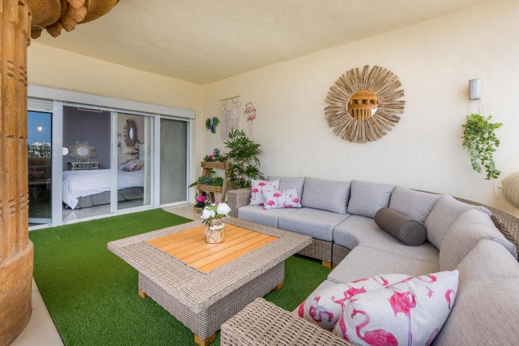Posezení v ubytování WintowinRentals Luxury and Sea View inside Puerto Marina