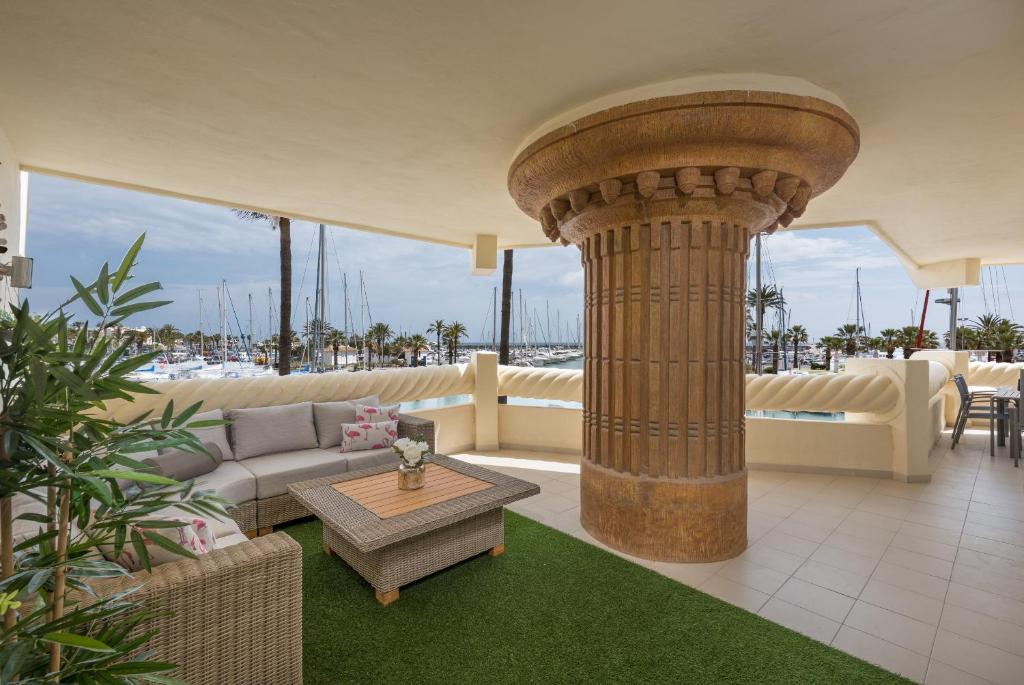 Posezení v ubytování WintowinRentals Luxury and Sea View inside Puerto Marina