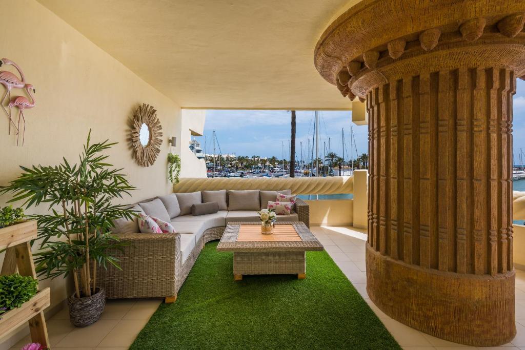 Posezení v ubytování WintowinRentals Luxury and Sea View inside Puerto Marina