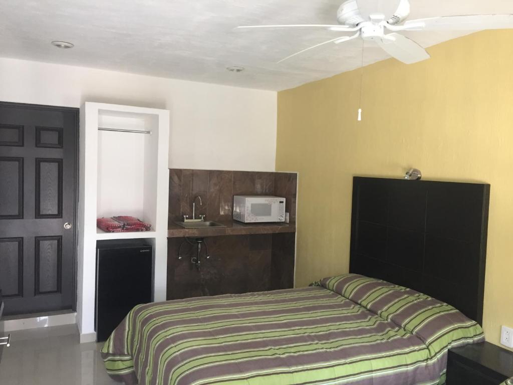 グアダラハラにあるHotel don Boscoのベッドルーム1室(ベッド1台、シーリングファン付)