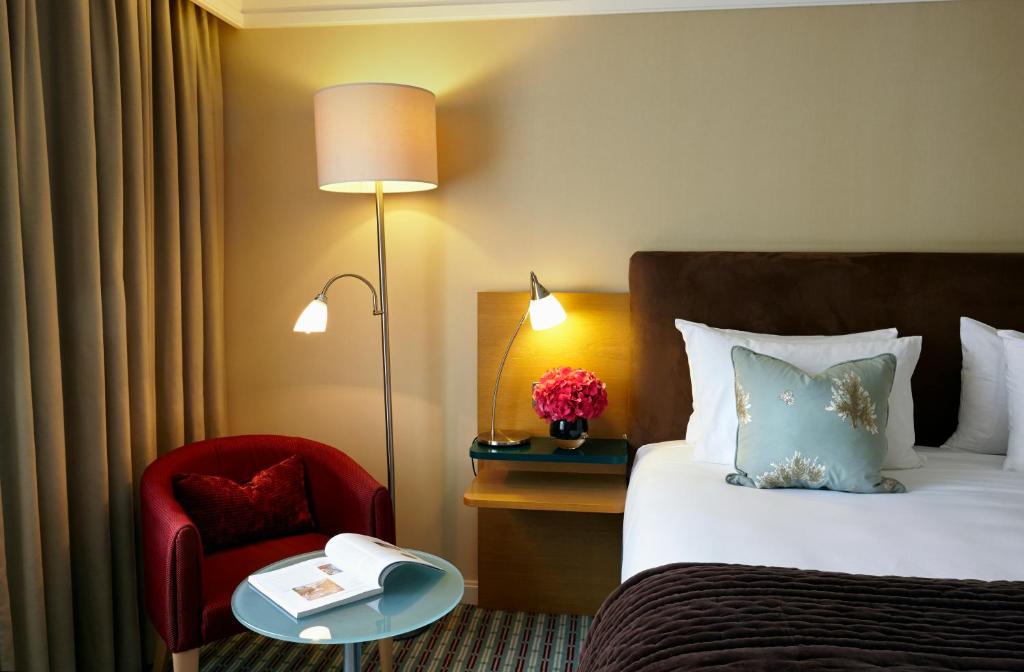 Postel nebo postele na pokoji v ubytování The Croke Park Hotel