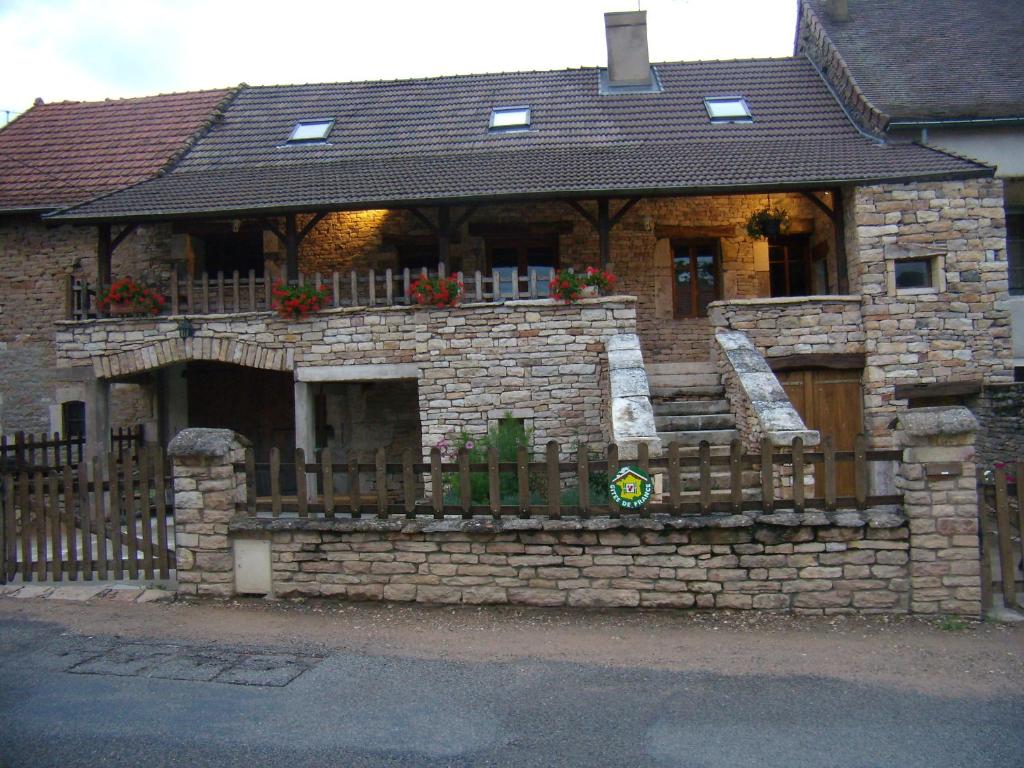 LaivesにあるLa chaumière de Laivesの石垣・柵のある家