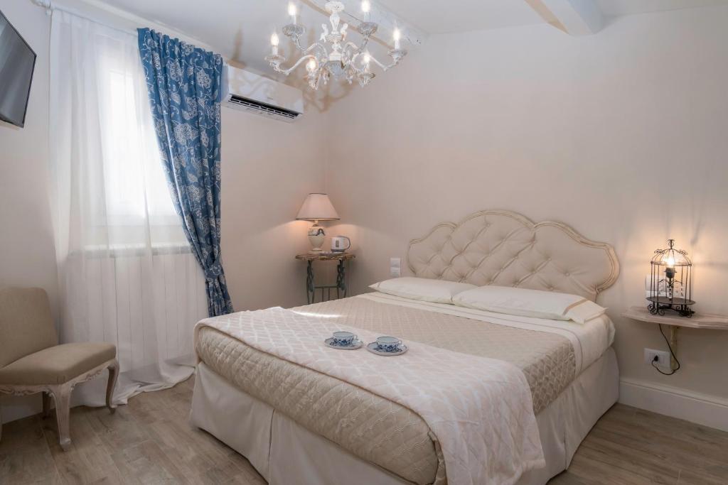 A bed or beds in a room at Pistoia Luxury Suite