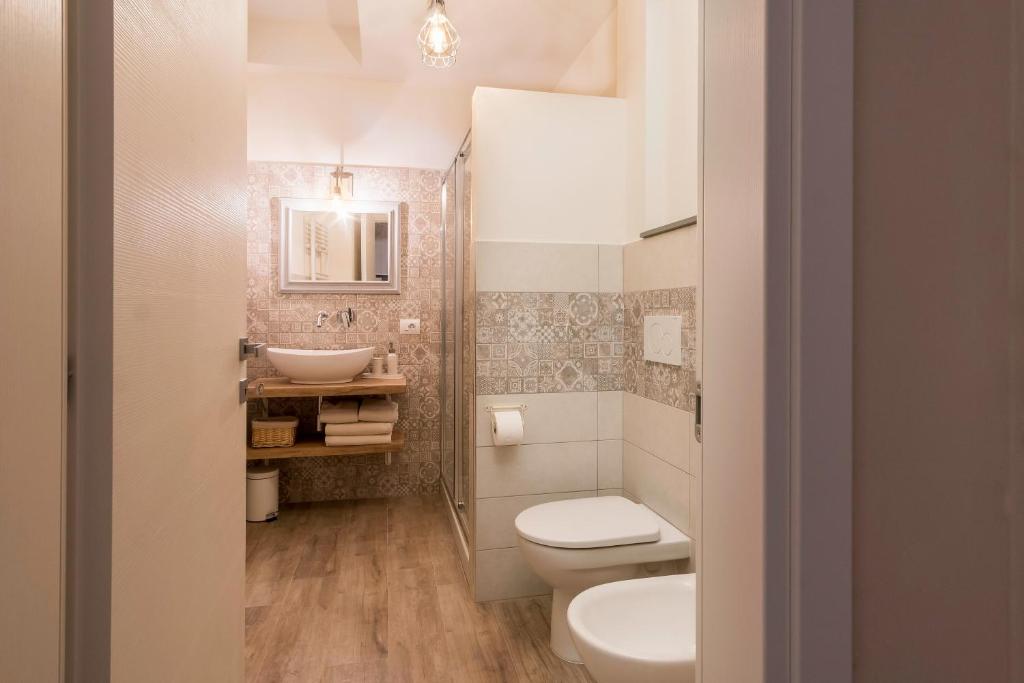 A bathroom at Pistoia Luxury Suite