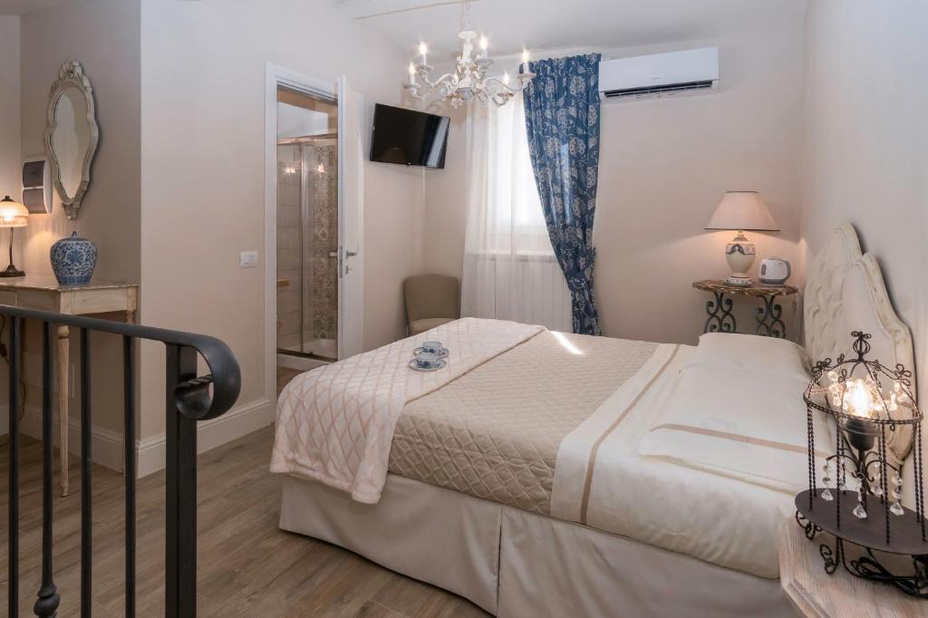 A bed or beds in a room at Pistoia Luxury Suite