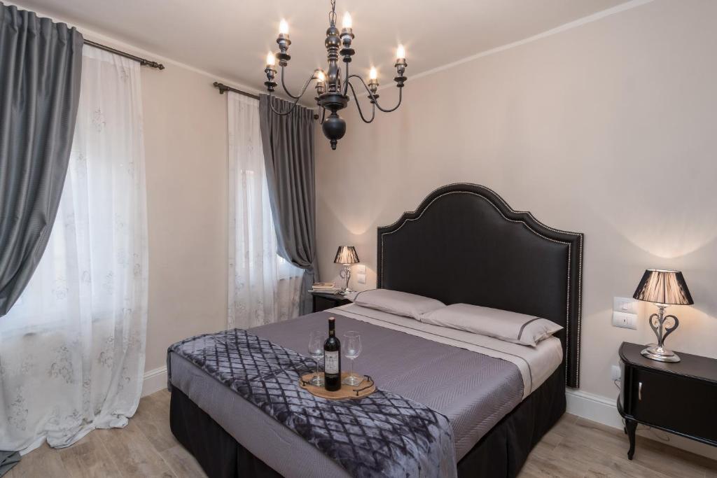 A bed or beds in a room at Pistoia Luxury Suite