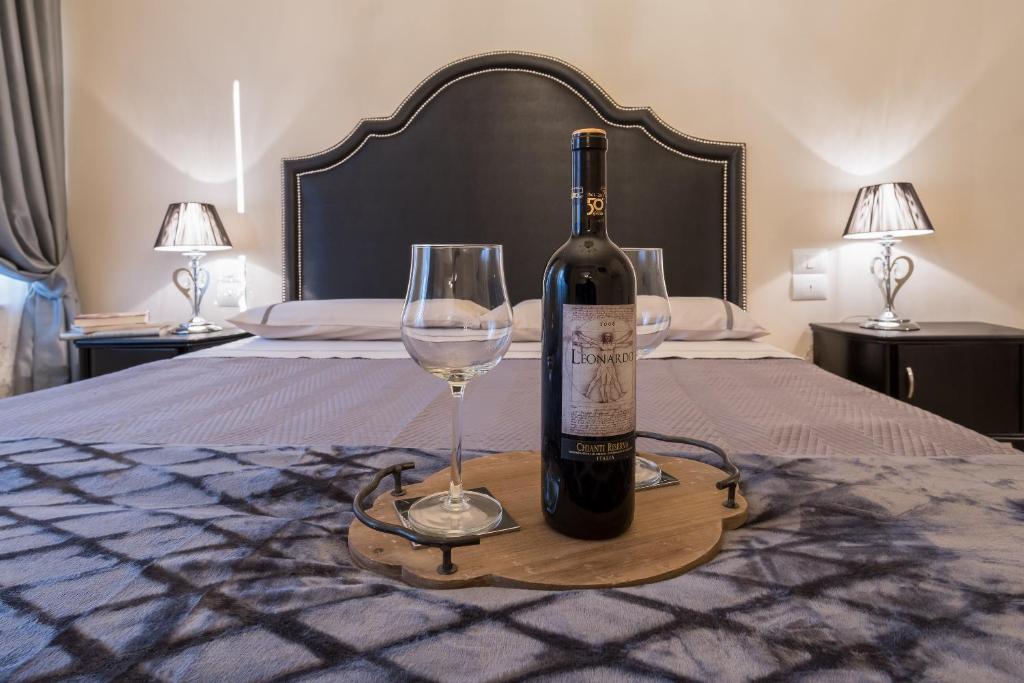A bed or beds in a room at Pistoia Luxury Suite