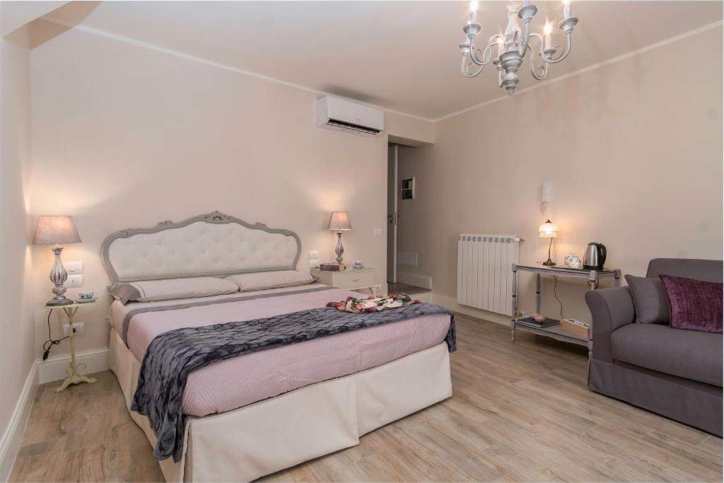 A bed or beds in a room at Pistoia Luxury Suite